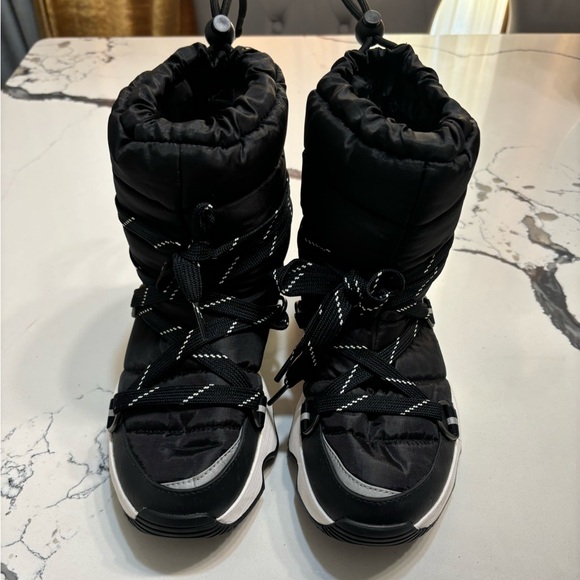 Sorel Shoes - Sorel boots, worn twice, great condition and size 6.  Must have boot!